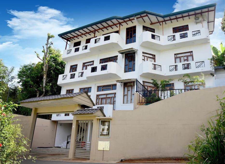 Saru Holiday Apartment - Upto 6 Guests Κάντι Εξωτερικό φωτογραφία